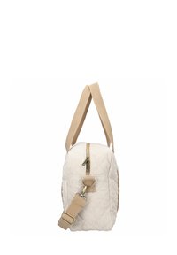 Sac en tissu crème matelassé de forme arrondie, avec des poignées beige et une fermeture éclair dorée. Détails notables sur le matériel des sangles et la texture.