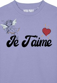Lila pulóver, amelyen egy íjjal rendelkező kisfiú képe látható, mellette a "Je T’aime" felirat vastag fekete betűkkel és egy piros szív grafika.
