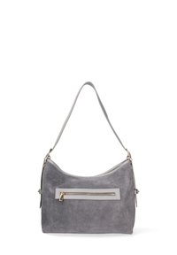 Borsa a tracolla in suede grigio con forma curva, cinturino singolo e tasca frontale con zip e rifiniture in pelle. Textura liscia con accessori metallici.