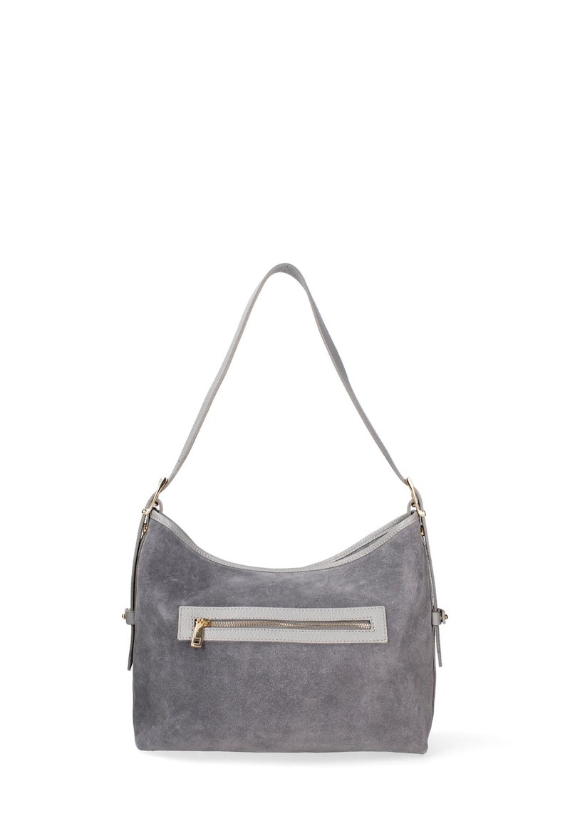 Borsa a tracolla in suede grigio con forma curva, cinturino singolo e tasca frontale con zip e rifiniture in pelle. Textura liscia con accessori metallici.