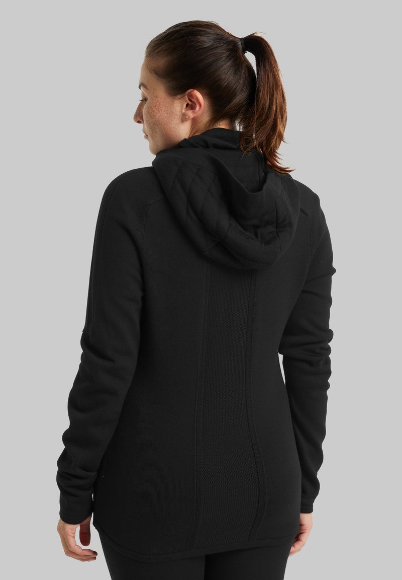 Schwarzer Kapuzenpullover mit gestepptem Kapuzenfutter, geripptem Textur und tailliertem Design. Lange Ärmel mit minimalen Nähten für eine schlanke Silhouette.