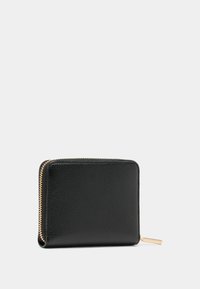 Schwarze Lederbrieftasche mit strukturierter Oberfläche, rechteckiger Form, goldfarbenem Reißverschluss und schlankem Design. Keine sichtbaren Logos oder Muster.
