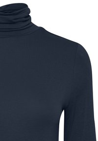 T-shirt à col roulé bleu marine à manches longues avec un col haut froncé et une texture de tissu lisse.