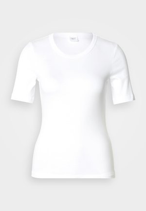 Biała koszulka z krótkim rękawem wykonana z gładkiej bawełny, z okrągłym dekoltem i dopasowanym krojem. Klasyczny design, bez wzorów i dodatków.