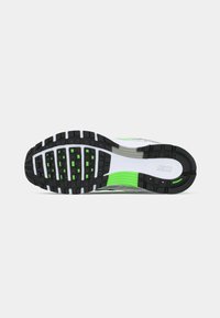 Nike tenisica s donjim dijelom od crne gume s zelenim i bijelim naglaskom, teksturiranim dizajnom i segmentiranim uzorkom gaznog sloja za prianjanje.