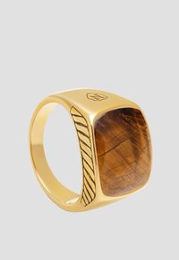 Guldring med en rektangulær brun tigereye-sten, tekstureret ring med diagonale riller og indgraveret logo på siden.