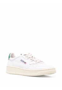 Sneakers bianchi in pelle con punta perforata, suola in gomma beige, accento verde nel tallone e logo ricamato in blu e rosso.