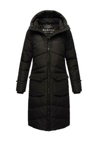 Czarna kurtka puchowa z kapturem, z zamkiem błyskawicznym z przodu, szerokimi kieszeniami z klapami na guziki oraz pikowaną fakturą dla lepszej izolacji.