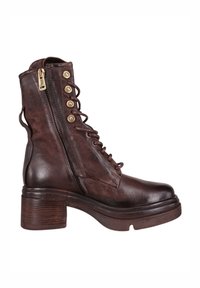 Brązowy skórzany botek za kostkę na masywnym obcasie, z przodu sznurowany, z bocznym zamkiem i dekoracyjnymi złotymi elementami. Teksturowane wykończenie.