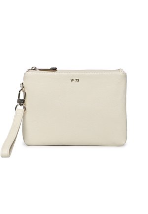 Pochette bracelet en cuir blanc cassé avec fermeture éclair, bandoulière détachable et petit logo métallique "V 73" au centre devant.