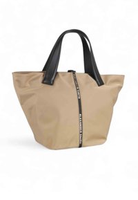 Tan tote bag med sorte læderhåndtag, der har en lynlås dekoreret med teksten "ALEXANDER SMITH." Glat materiale med en struktureret form.