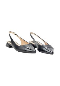 Tacones negros tipo slingback con punta afilada, que presentan una puntera de charol brillante, tacón bajo y parte superior de cuero suave. Diseño de espalda abierta.