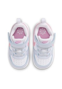 Par hvite barne-sneakers med rosa og blå detaljer, borrelåsstropper og rosa innleggssåler med blomstermønster.