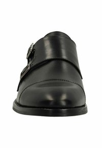 Zwarte leren schoen met twee metalen gespen, ronde neus, gladde textuur en platte zool. Eenvoudig ontwerp met minimalistische accenten.