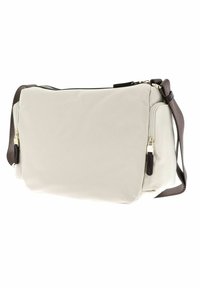 Borsa a spalla in tessuto grigio chiaro con chiusura a zip, caratterizzata da dettagli in marrone scuro e due tasche laterali con zip. Tracolla regolabile per maggiore comodità.