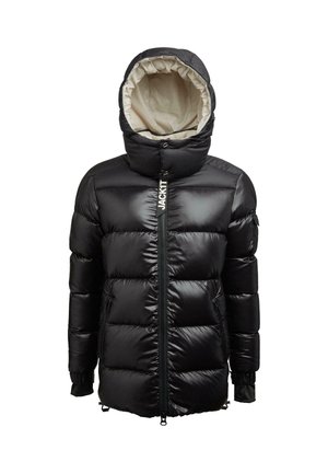 Schwarze Pufferjacke mit glänzender Außenseite, weißem Innenfutter, hohem Kragen mit Kapuze und Frontreißverschluss. Verfügt über ein horizontal gestepptes Muster.