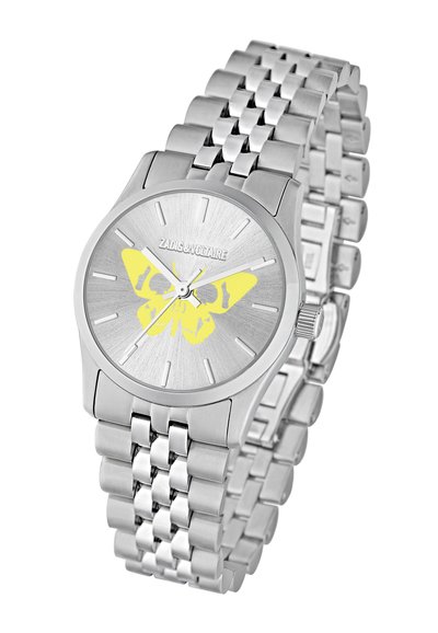 Strieborné nerezové hodinky s motýlím dizajnom v žltej farbe na brúsenom striebornom ciferníku; obsahujú prepojený kovový náramok a jednoduché hodinové znakmi.
