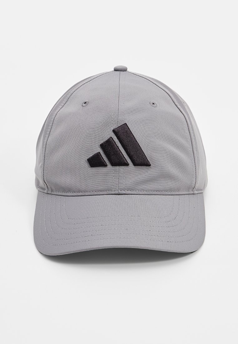 Grijze baseballcap van zacht materiaal, met een zwart driekleurig logo op de voorkant, een gestructureerde rand en geventileerde oogjes.