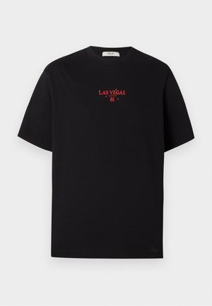 T-shirt noir à manches courtes avec le texte rouge "LAS VEGAS REPLAY 81" imprimé au centre devant.
