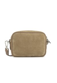 Piccolo borsetto a tracolla in suede tan, di forma rettangolare con angoli arrotondati, rifinito con bordi in pelle marrone e chiusure in metallo argentato.