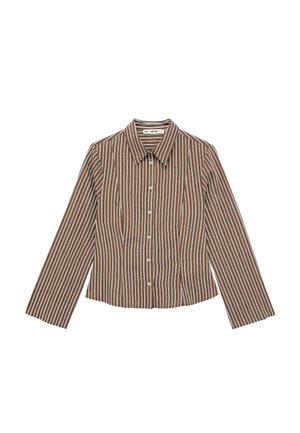 Camisa de manga larga con botones y cuello, a rayas verticales marrones y blancas, colocada plana sobre un fondo blanco.