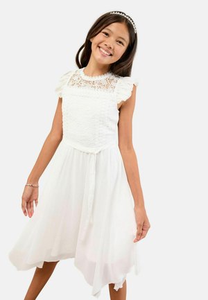 Weißes Kleid mit Spitzenoberteil, rüschierten Ärmeln und einem fließenden, asymmetrischen Rock. Verfügt über einen Bindegürtel in der Taille für eine verstellbare Passform.