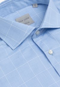 Camicia a quadri blu chiaro con colletto button-down, caratterizzata da check sottili, bottoni perlati e un'etichetta con la scritta "DAN JOHN."
