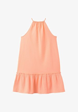 Robe corail sans manches avec encolure américaine, tissu froncé au niveau du cou et ourlet volanté en bas.