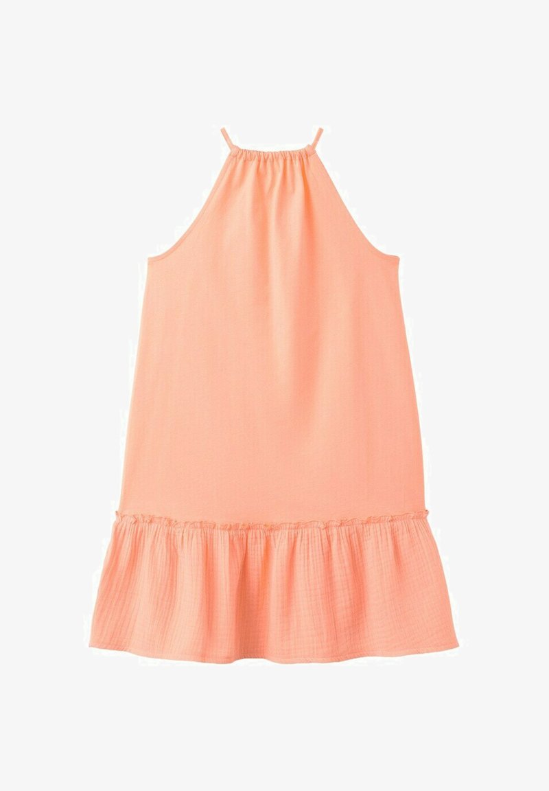 Robe corail sans manches avec encolure américaine, tissu froncé au niveau du cou et ourlet volanté en bas.