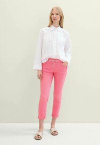 TOM TAILOR TAPERED RELAXED - Nohavice - carmine pink