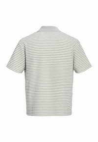 Chemise en maille texturée à manches courtes avec des rayures horizontales gris clair et blanches et un col uni gris clair, vue de dos.