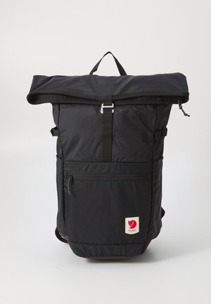 Zaino rolltop nero realizzato in nylon resistente. Caratterizzato da spallacci regolabili, tasca anteriore con zip e un'etichetta con logo raffigurante una volpe rossa.