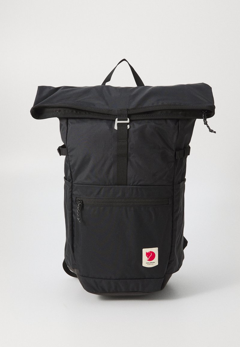 Schwarzer Rolltop-Rucksack aus robustem Nylon. Verfügt über verstellbare Träger, eine Reißverschlusstasche vorne und ein Logo-Patch mit einem roten Fuchsdesign.