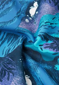 Niebieska i fioletowa tkanina w wzory, przedstawiająca abstrakcyjne motywy oraz ilustracje małych zwierząt, o gładkiej, lekko teksturowanej powierzchni.