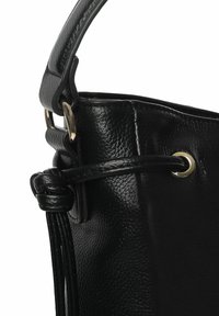 Borsa a secchiello nera in pelle con superficie testurizzata, hardware dorato e chiusura con corda annodata. Include una tracolla in pelle.