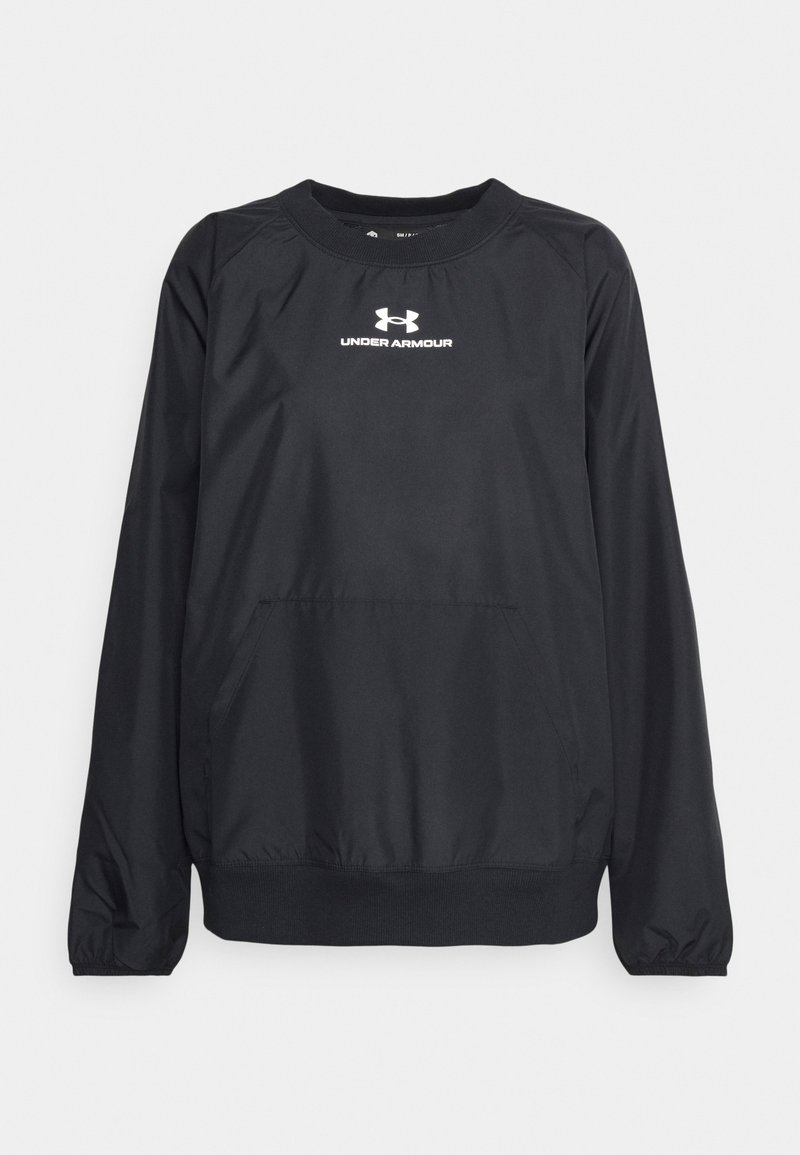 Černý svetr od značky Under Armour, s kulatým výstřihem, elastickými manžetami a přední kapsou. Materiál je hladký s lehkou texturou.
