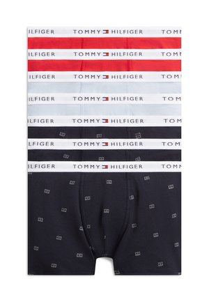 Lote de cinco bóxers de Tommy Hilfiger en rojo, gris claro y azul marino con cinturillas blancas de marca y pequeños logos en el par azul marino.