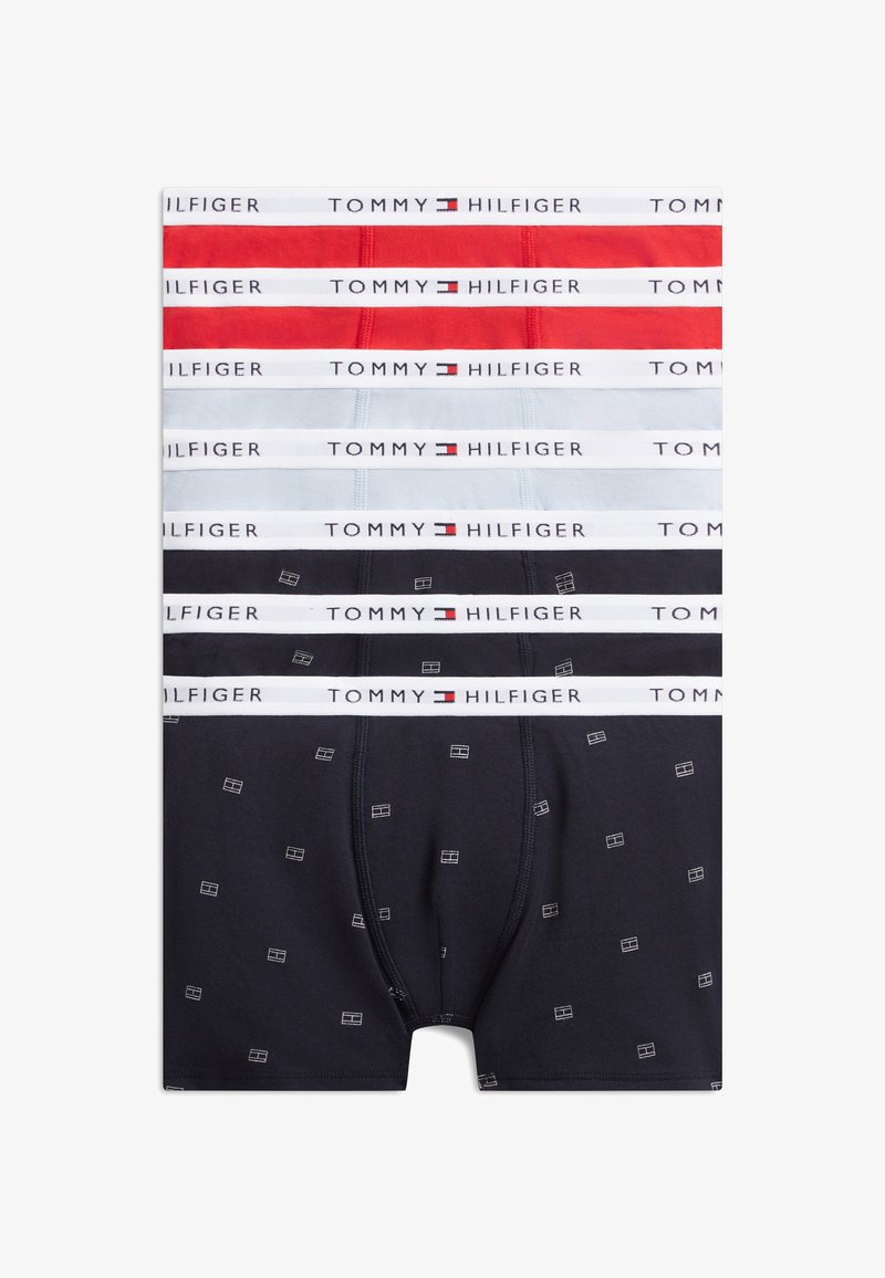 Στοίβα από πέντε ανδρικά εσώρουχα Tommy Hilfiger σε κόκκινο, ανοιχτό γκρι και ναυτικό μπλε με λευκές ζώνες με επώνυμα λογότυπα και μικρά λογότυπα στο ζευγάρι ναυτικού χρώματος.