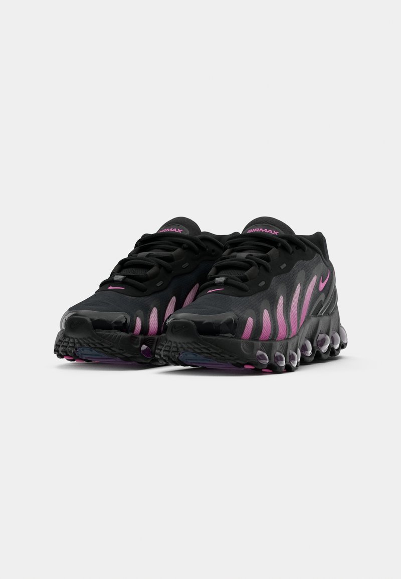 Schwarze Sportschuhe mit pinken Akzenten, ausgestattet mit einem strukturierten Mesh-Obermaterial, einem markanten wellenförmigen Design und einer gepolsterten Sohle mit sichtbaren Luftpolstern.