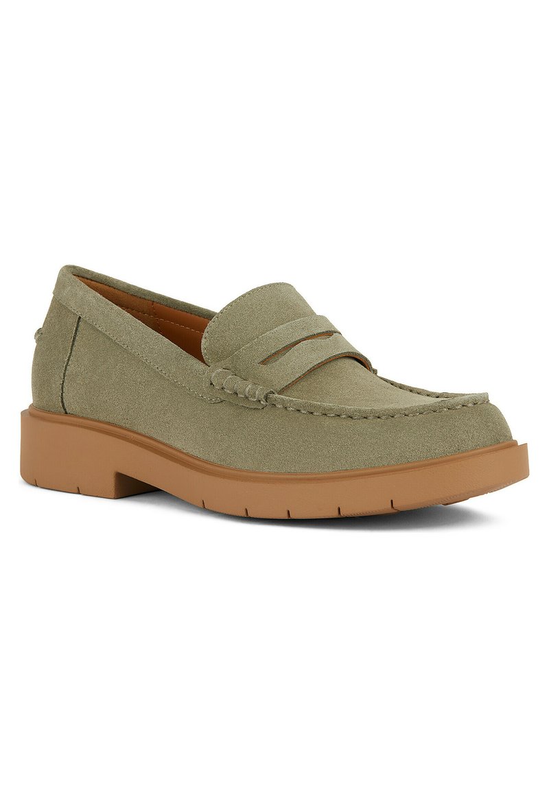 Mocassin en daim vert clair avec deux bandes surélevées sur l'empeigne, présentant une semelle en caoutchouc beige et un détail de couture le long des bords.