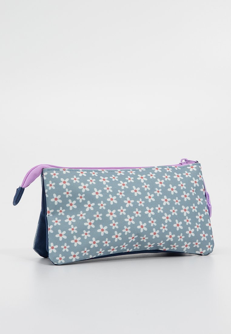 Bolso de tela con estampado floral en azul, con flores blancas y rosas, y un cierre lateral de color púrpura claro. Forma rectangular con fondo plano.