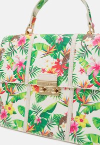 Kwiatowa torebka na białym tle, z jaskrawymi tropikalnymi wzorami liści i kwiatów, złotymi elementami metalowymi oraz zorganizowaną formą.