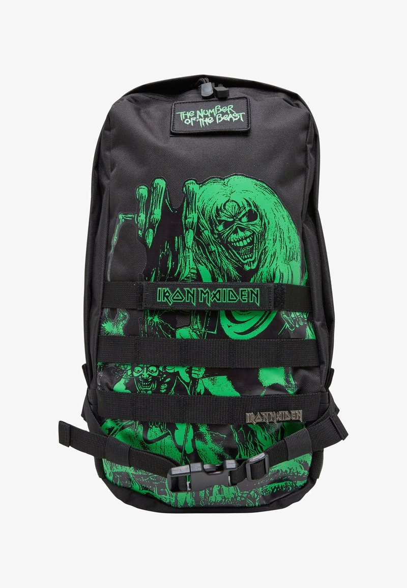 Svart ryggsäck med en stor grön grafisk bild av en skelettfigur. Inkluderar flera justerbara remmar och en varumärkesplåt.
