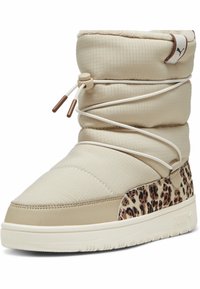 Botte matelassée beige avec accents à motif léopard, matériau texturé, système de laçage ajustable et semelle extérieure épaisse en caoutchouc blanc.