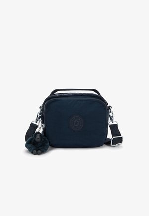 Borsa a tracolla in tessuto blu navy con chiusura a zip, etichetta con logo e portachiavi a forma di gorilla peloso. Presenta una tracolla regolabile e due manici.
