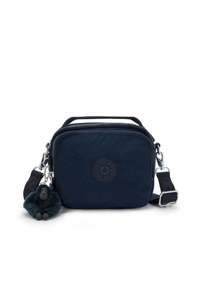 Borsa a tracolla in tessuto blu navy con chiusura a zip, etichetta con logo e portachiavi a forma di gorilla peloso. Presenta una tracolla regolabile e due manici.