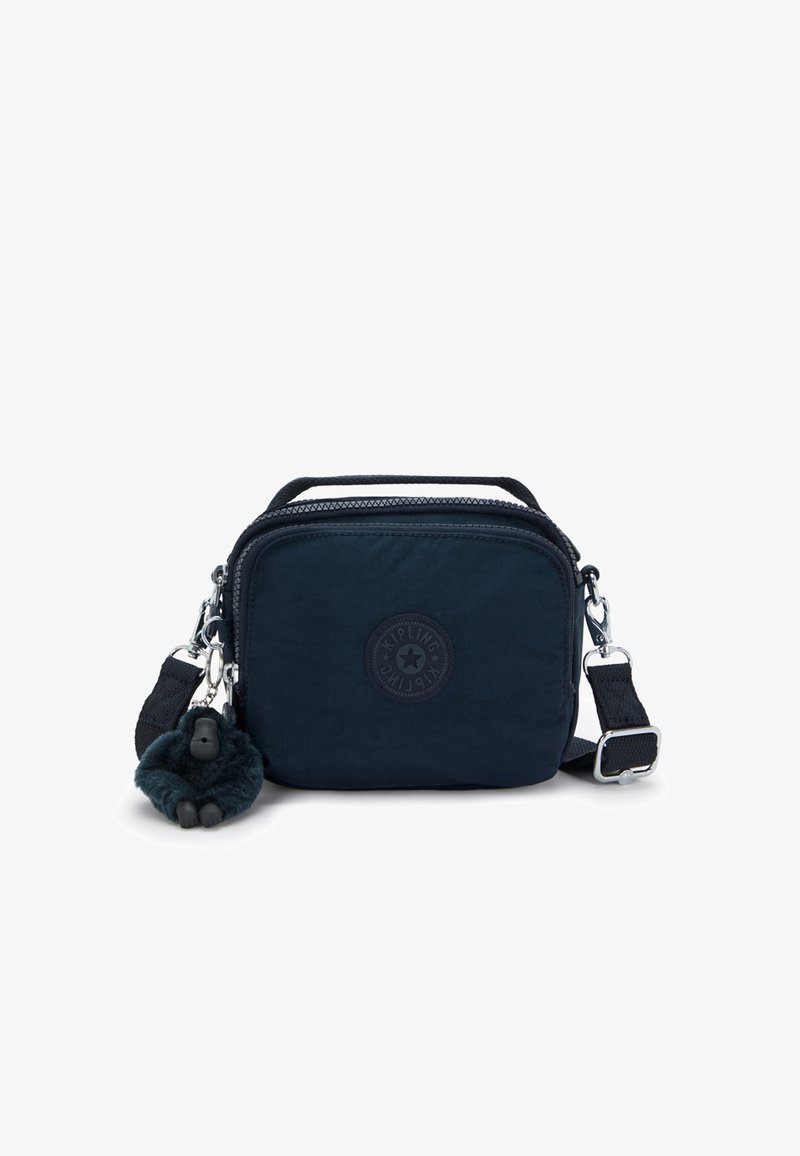 Senkrecht blaues Stoff-Crossbody-Tag mit einem Reißverschluss, einem Logopatch und einem pelzigen Gorilla-Schlüsselbund. Verfügt über einen verstellbaren Riemen und zwei Tragegriffe.