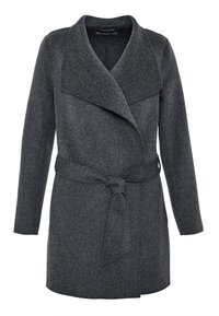 Tmavě šedý dlouhý vlněný kabát s širokým límcem a zavazovacím páskem v pase, s dlouhými rukávy a překládaným předním zapínáním.
