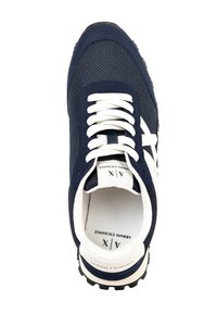 Baskets Armani Exchange bleu marine et blanches avec lacets blancs, dessus en mesh et daim, logo A|X sur la languette et la semelle intérieure, et semelle robuste.
