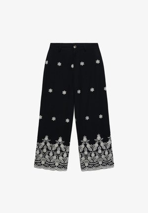 Pantaloni neri a gamba larga con ricamo floreale bianco disperso e densamente decorato lungo l'orlo, con bottone e passanti per cintura in vita.